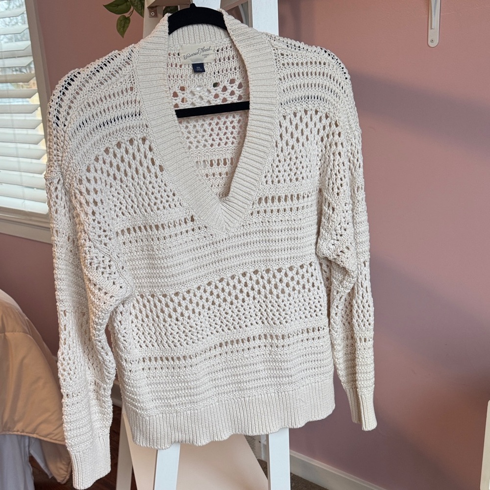 Universal Thread Women's Cream V-Neck Sweater